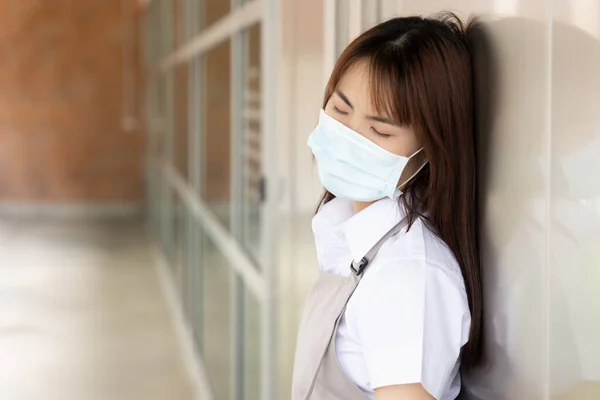Catering Εργαζόμενος Επιχείρηση Φορώντας Μάσκα Προσώπου Αρρωσταίνουν Έχουν Μολυνθεί Από — Φωτογραφία Αρχείου
