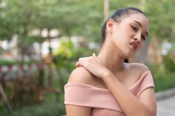 Wanita Yang Menderita Sakit Bahu Atau Leher Kaku Punggung Bagian — Stok Foto
