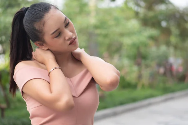 Mujer Que Sufre Rigidez Hombro Cuello Rigidez Muscular Parte Superior — Foto de Stock