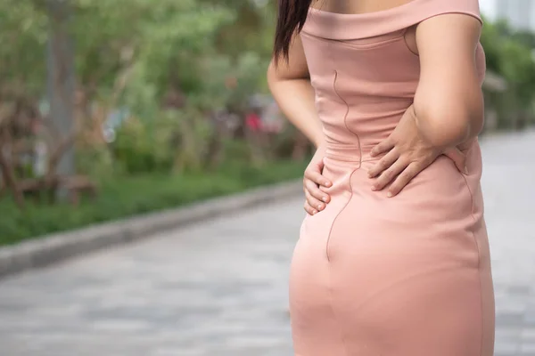 Frau Mit Rückenschmerzen Oder Bürosyndrom Porträt Einer Asiatin Mit Rückenschmerzen — Stockfoto