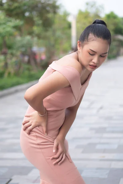 Asyalı Kadın Kalça Eklem Ağrısı Kalça Eklemi Çıkığı Eklem Iltihabı — Stok fotoğraf