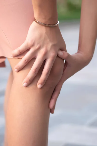 Woman Knee Joint Pain Symptoms Closeup Hand Holding Injured Knee — Stock Photo, Image