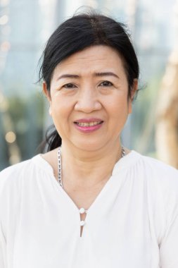 Mutlu, dost canlısı, Asyalı, yaşlı, yaşlı bir kadın.