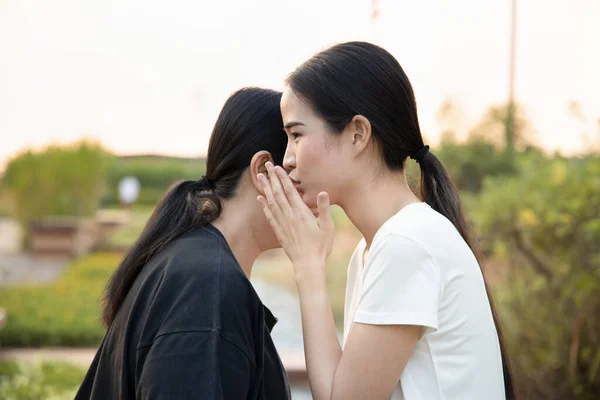 严肃的年轻女子与老妇人闲聊 坏消息的概念 传统的嘴对嘴社交媒体交流 谣言传播 个人流言蜚语 — 图库照片