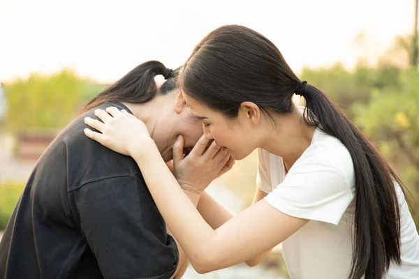 Sorglig Gråtande Äldre Mor Med Omtänksam Ung Vuxen Dotter Begreppet — Stockfoto