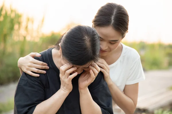 悲伤哭泣的年长母亲 有爱心的年幼的成年女儿 健康的家庭生活方式的概念 家庭团聚 美好的家庭生活 母亲和爱心的女儿 母亲节的概念 — 图库照片