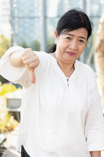Malheureux Vieux Asiatique Senior Femme Donnant Négative Non Mauvais Rejet — Photo