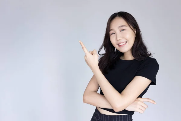 Gelukkig Glimlachend Zelfverzekerde Aziatische Jonge Volwassen Vrouw Wijzend Naar Lege — Stockfoto