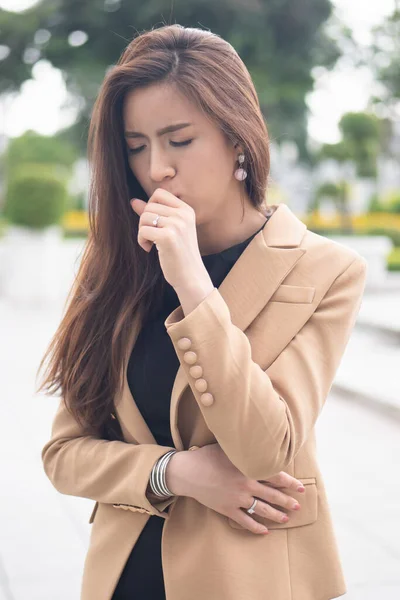 Sjuk Inte Vaccinerad Asiatisk Kvinna Som Lider Hosta Halsont Förkylning — Stockfoto