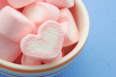 Pembe kalp şeklini marshmallow ile filtre etkisi retro vintage