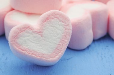 Pembe kalp şeklini marshmallow ile filtre etkisi retro vintage