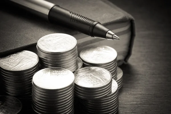 Denaro concetto monete e penna con effetto filtro retro vintage sty — Foto Stock