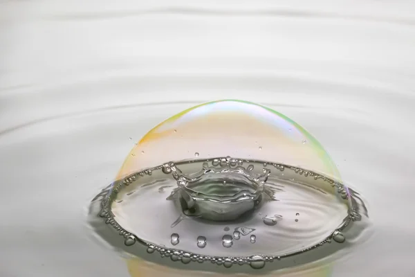 Капля воды в пузыре — стоковое фото