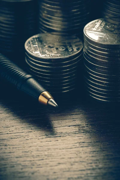 Money concept coins and pen with filter effect retro vintage sty — Stock Photo, Image