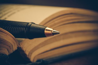 kalem ve kitap filtre etkisi retro vintage tarzı ile