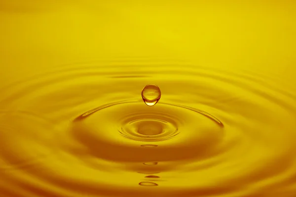 Close up van een druppel olie — Stockfoto