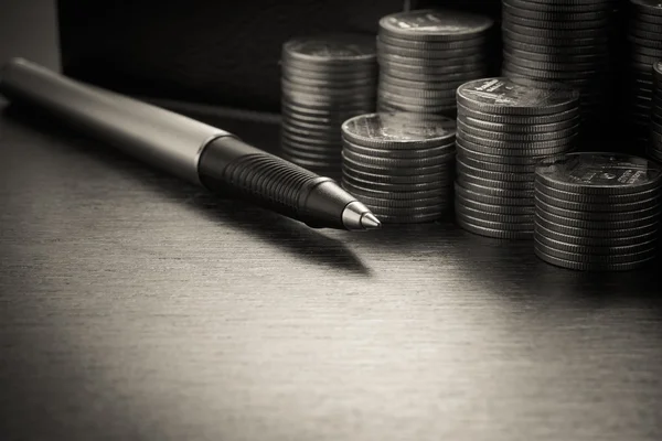 Money concept coins and pen with filter effect retro vintage sty — Stock Photo, Image