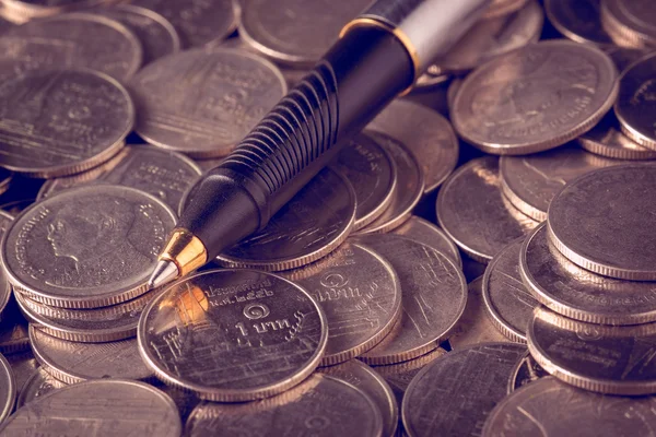 Money concept coins and pen with filter effect retro vintage sty — Stock Photo, Image