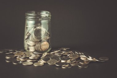 Bir cam şişeden filtresiyle dökülmesini paralar retro VI etkisi