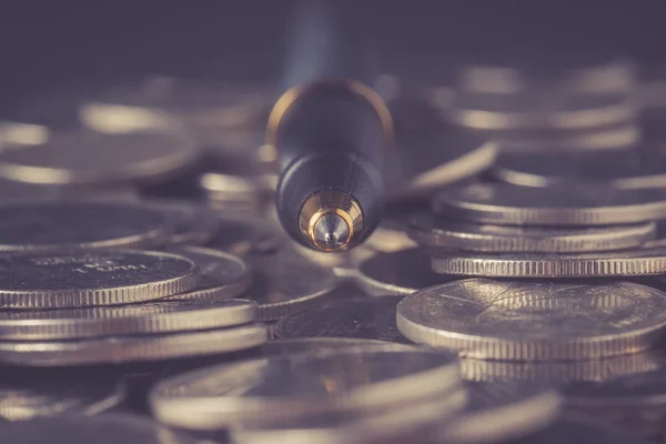 Гроші концепт монети і ручка з ефектом фільтра ретро вінтажний стиль — стокове фото