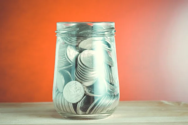 Деньги в стекле с эффектом фильтра ретро винтажный стиль — стоковое фото