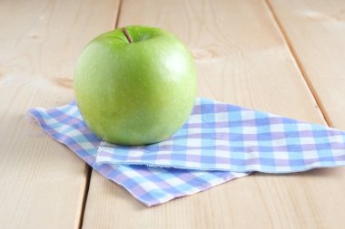 Tahta masadaki yeşil elma