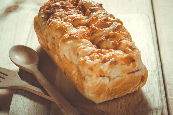 Brood ham kaas met hand met filter effect retro vintage stijl — Stockfoto
