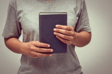 Filtre etkisi retro vintage tarzı ile eski kitap holding eller