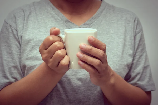 Händer som håller kaffekoppen med filter effekt retro vintage stil — Stockfoto