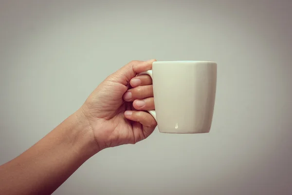 Mãos segurando xícara de café com efeito de filtro estilo vintage retro — Fotografia de Stock
