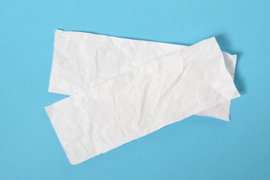 haber kağıt üzerinde mavi zemin üzerine beyaz yırtık parçaları.