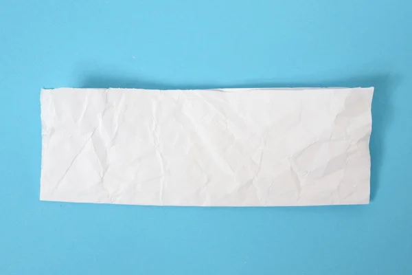 Белая порванная бумага на синем фоне . — стоковое фото