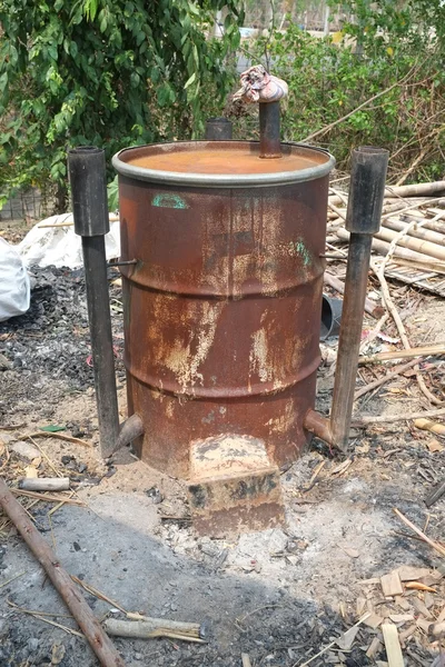 Cubo de incinerador de jardín quemando residuos del jardín . —  Fotos de Stock