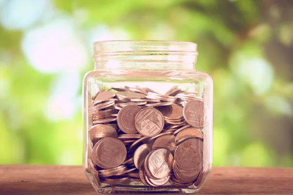 Ahorrar dinero para concepto de inversión dinero en el vidrio con filtro —  Fotos de Stock