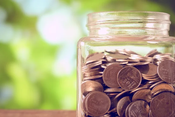 Uložte peníze na investice koncept peníze ve skle s filtrem — Stock fotografie