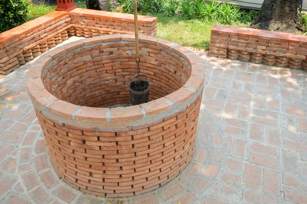 Le puits artésien dans le jardin — Photo