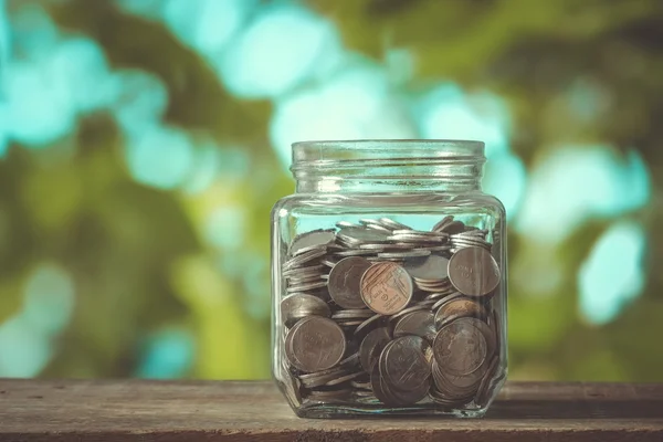 Economisiți bani pentru conceptul de investiții bani în sticlă cu filtru — Fotografie, imagine de stoc