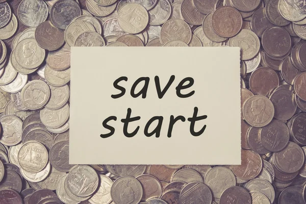 Säästää rahaa investointi käsite kolikot rahaa suodatin vaikutus — kuvapankkivalokuva
