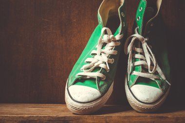 Filtre etkisi retro vintage tarzı ile spor ayakkabı