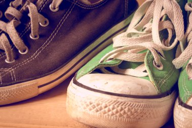 Filtre etkisi retro vintage tarzı ile spor ayakkabı