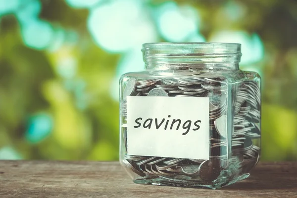 Spara pengar för investeringar konceptet pengar i glas med filter — Stockfoto