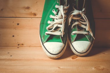 Filtre etkisi retro vintage tarzı ile spor ayakkabı