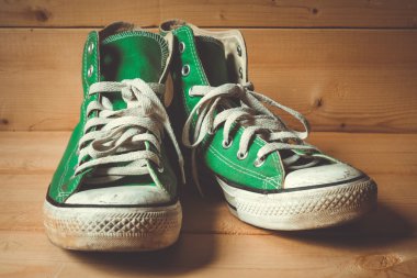 Filtre etkisi retro vintage tarzı ile spor ayakkabı