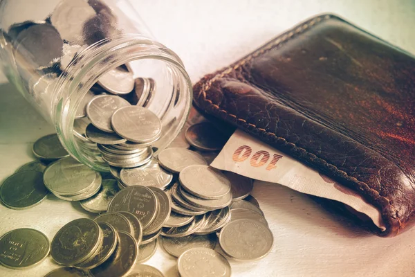 Filtre ile yatırım kavramı para cam için tasarruf — Stok fotoğraf