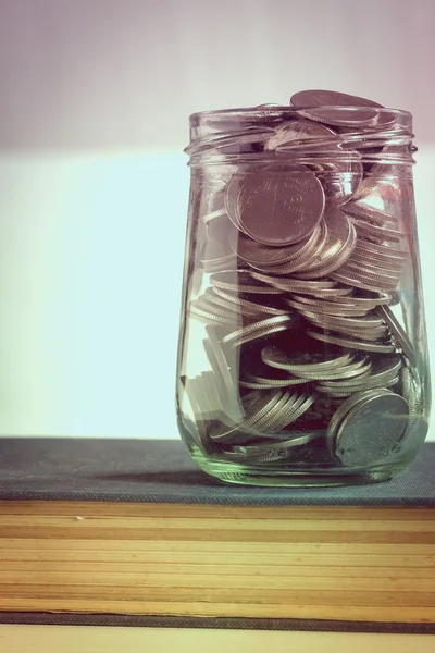 Uložte peníze na investice koncept peníze ve skle s filtrem — Stock fotografie