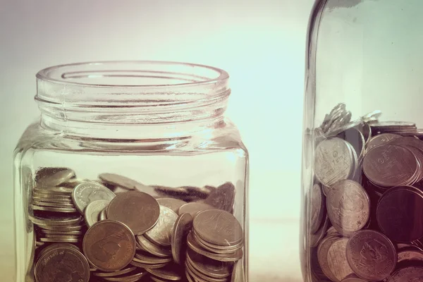 Ahorrar dinero para concepto de inversión dinero en el vidrio con filtro — Foto de Stock