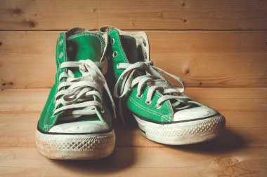 Filtre etkisi retro vintage tarzı ile spor ayakkabı