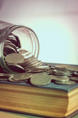 filtre ile yatırım kavramı para cam için tasarruf