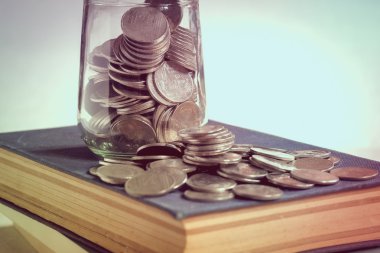 filtre ile yatırım kavramı para cam için tasarruf