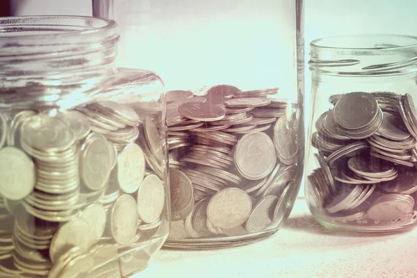 与筛选器为玻璃投资概念钱存钱 — 图库照片
